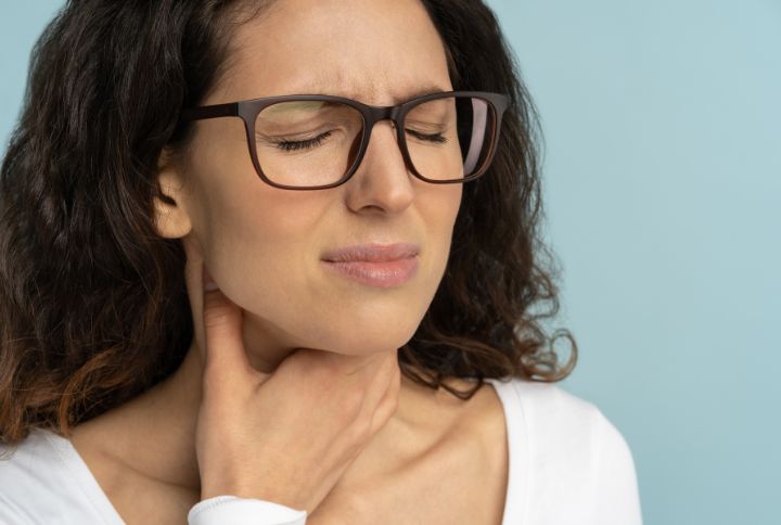 Dysphonie : image d'une femme souffrant d'enrouement ou dysphonie