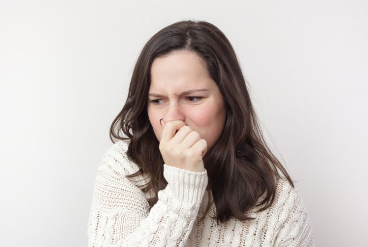 Hyperosmie : image d'une femme se bouchant le nez