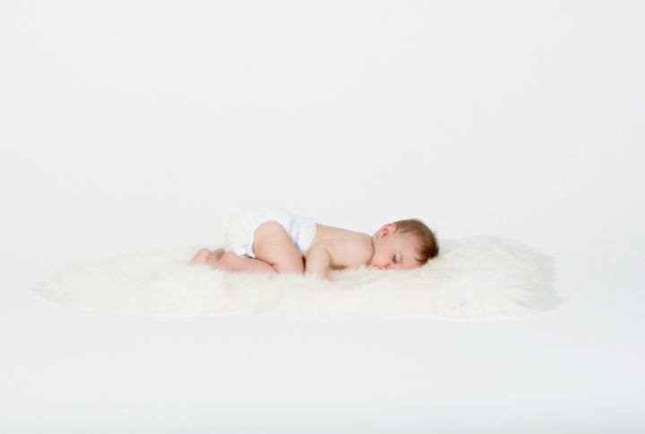 Syndrome de Smith-Magenis. Image d'un bébé qui dort en plein jour, symptôme de cette maladie.