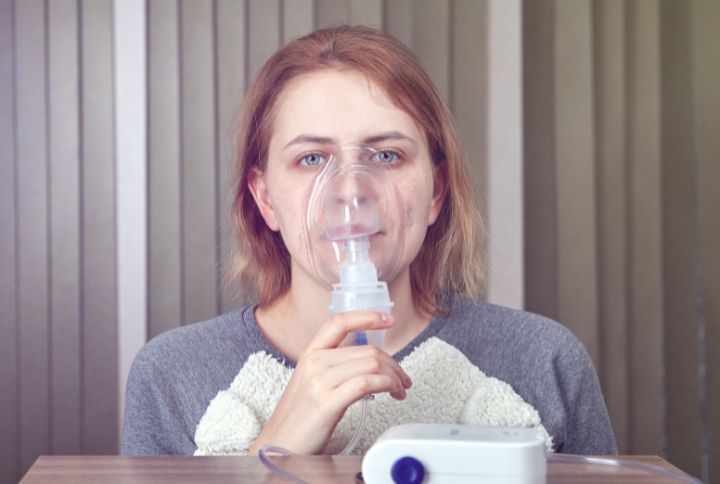 BPCO ou bronchopneumopathie chronique obstructive: définition, causes, traitement. Une femme tient un masque devant son nez et sa bouche, suivant ainsi un traitement contre sa bpco.