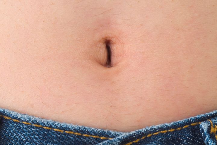 Cancer du nombril : le nodule de sœur Marie-Joseph. Gros plan sur un nombril.