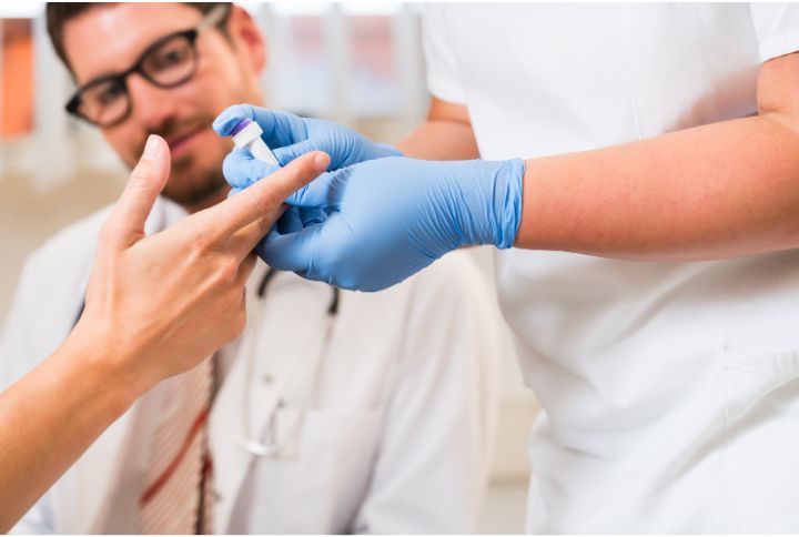 Dépistage du diabète : pratique d'un test sur le doigt chez le médecin.