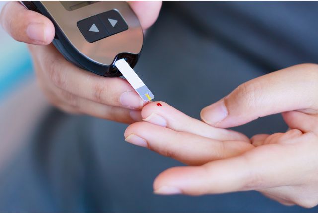 Diabète : journée mondiale du 14 novembre 2024. Une femme utilise un testeur de glucose en pratiquant une petite piqûre sur son doigt.