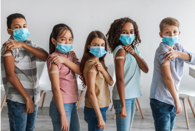 Ouverture de la campagne vaccinale contre la grippe et le covid 19 le 15 octobre 2024 : plusieurs enfants montrent leur bras avec un pansement après vaccination.