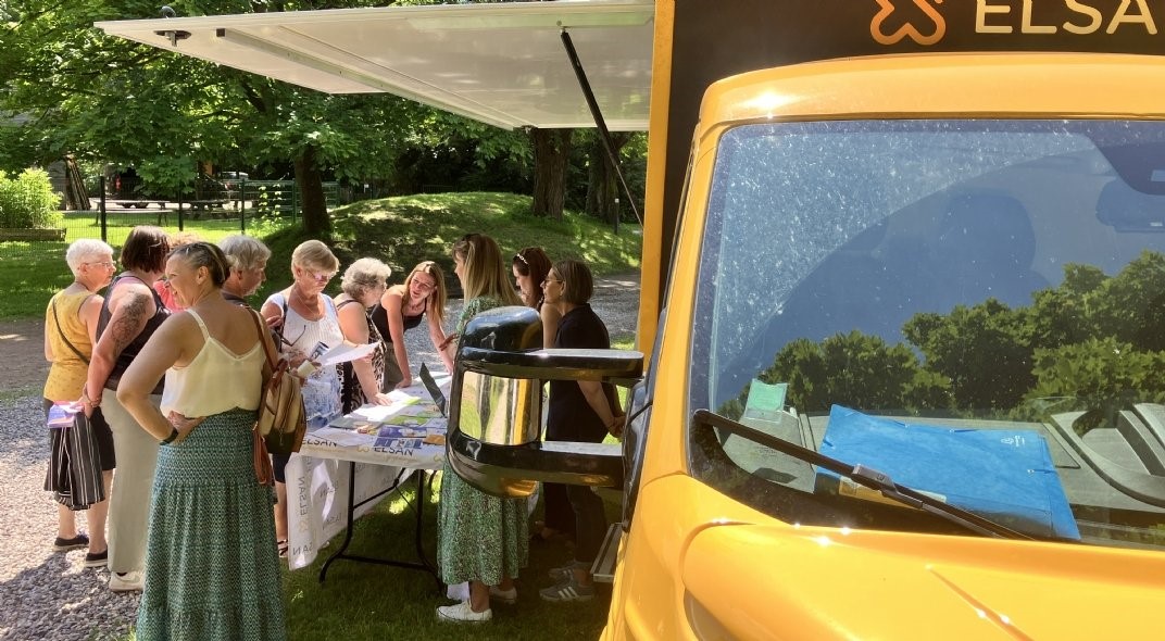 hoscare tour elsan prevention bus jaune