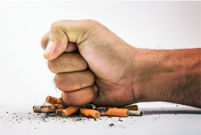 Mois sans tabac : un mois pour s'engager à arrêter de fumer ! Image d'un poing qui écrase des mégots.
