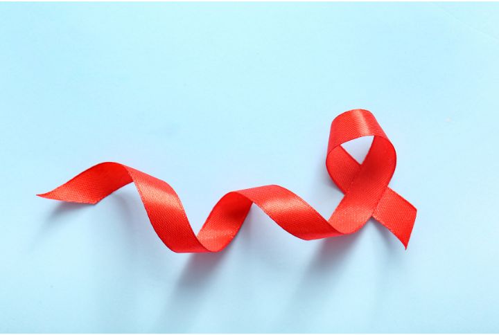 Septembre rouge 2024 : un mois consacré aux cancers du sang. Image d'un ruban rouge qui se déroule.