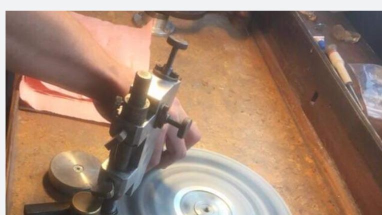 SOS Main : définition, blessure et urgence.Image d'un tour d'artisan.