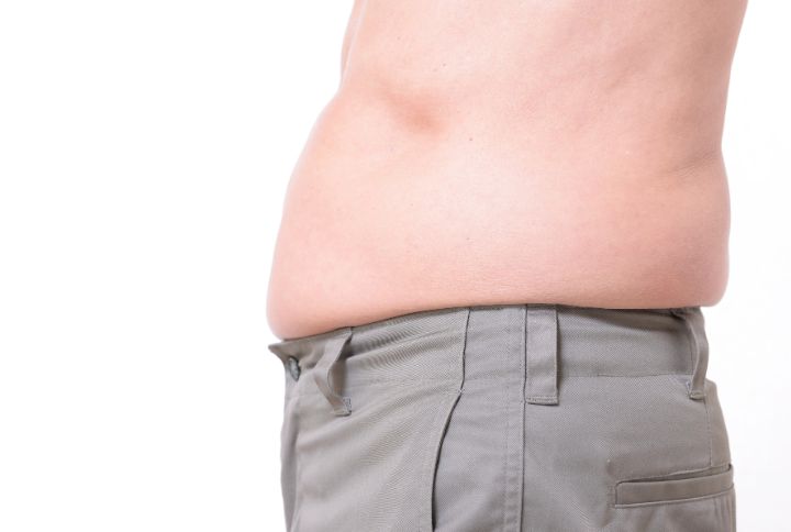 Syndrome métabolique : 5 signes à retenir. Image d'un ventre proéminent au niveau de l'abdomen.
