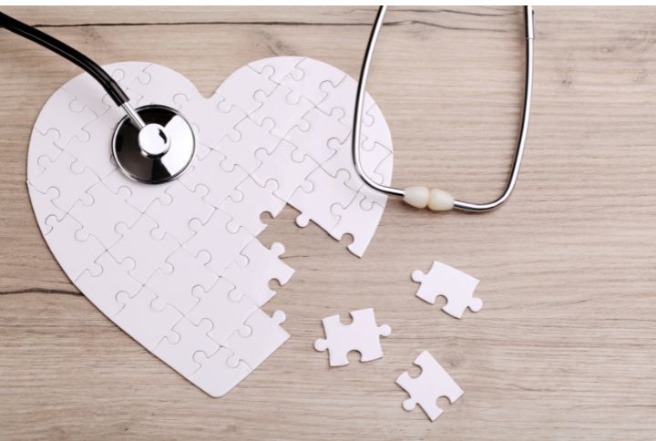 Qu'est ce que la maladie de Williams Beuren ? Image d'un coeur formé avec des pièces de puzzle dont certaines sont détachées. Et un stéthoscope par dessus.