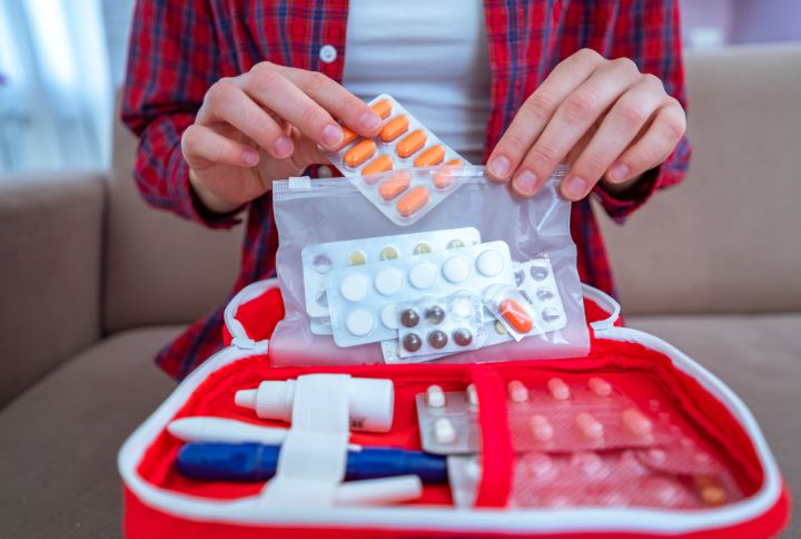 Trousse de secours : qu’est-ce qu’il faut ? L'image montre un homme en train de composer une trousse avec des médicaments...